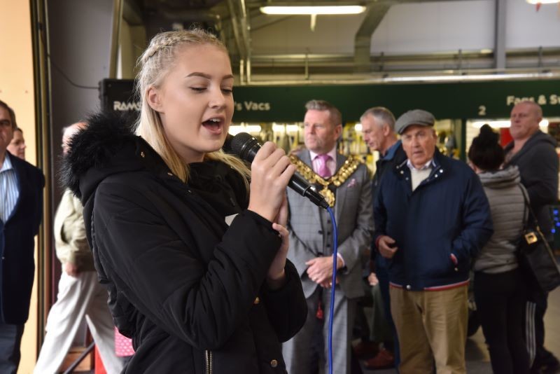Other image for Melodies in the market thanks to karaoke...